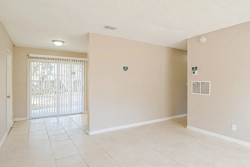 3 bed, 1.5 bath, 1058 sqft, $1,555 — Photo 4