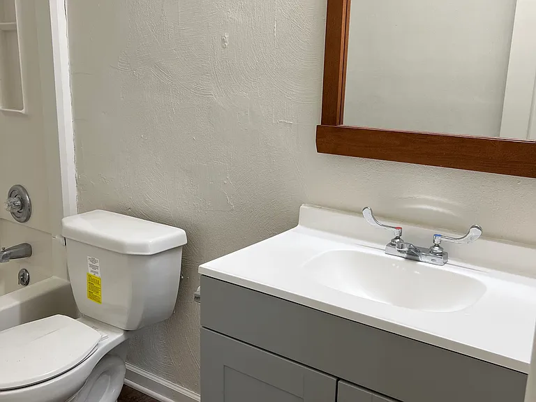 406 W Broadway St — Photo 12