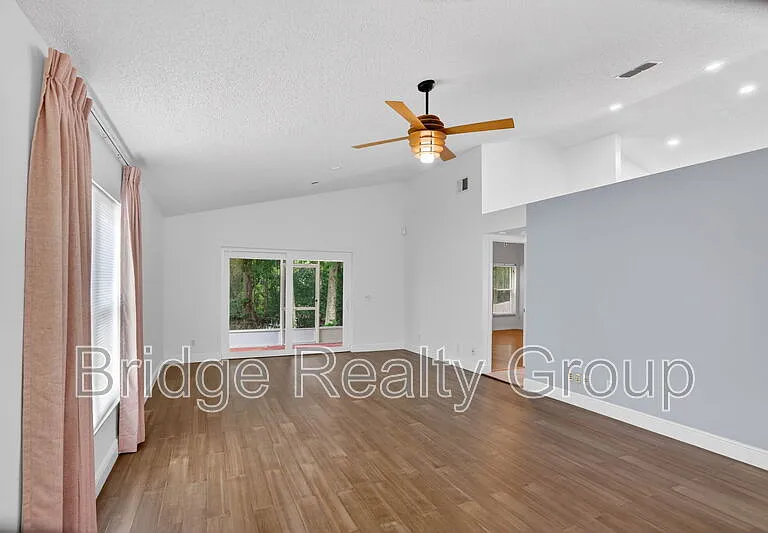 10315 Winding Creek Ln — Photo 4