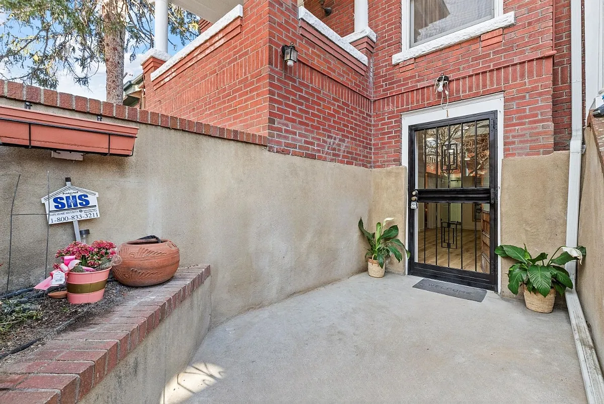 Building Photo - 2400 E 13th Ave #1