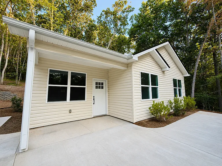 306 Hickory Trl — Photo 1