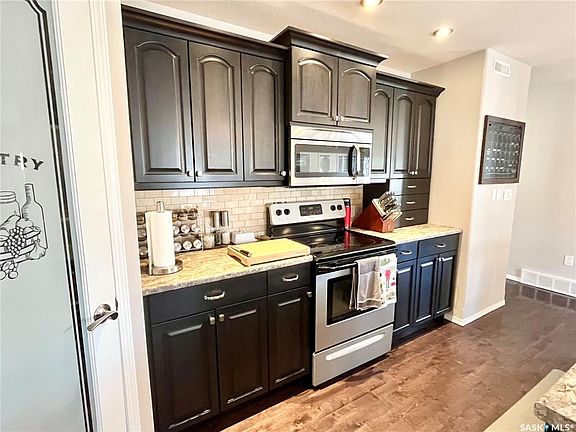 4th image of 424 3rd AVENUE W