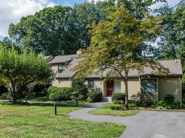 132 Chestnut Cir #132, Lincoln, MA 01773