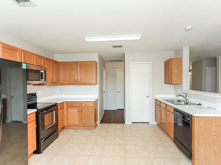1421 Krista Dr — Photo 8