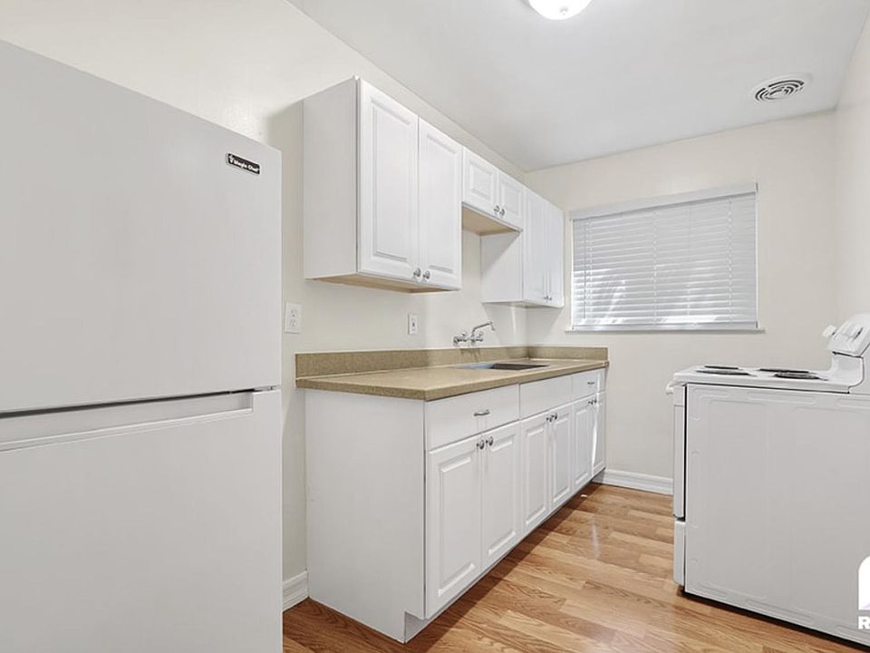 1st image of 420 S 3rd St #4