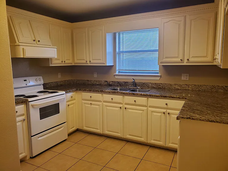 1906 Treasure Oaks Dr — Photo 12