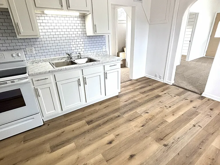 121 E Melvin Ave — Photo 20