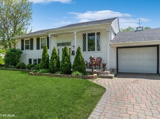 411 Concord Dr, Streamwood, IL