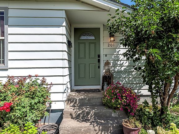 3rd image of 201 SE Mountain View Dr