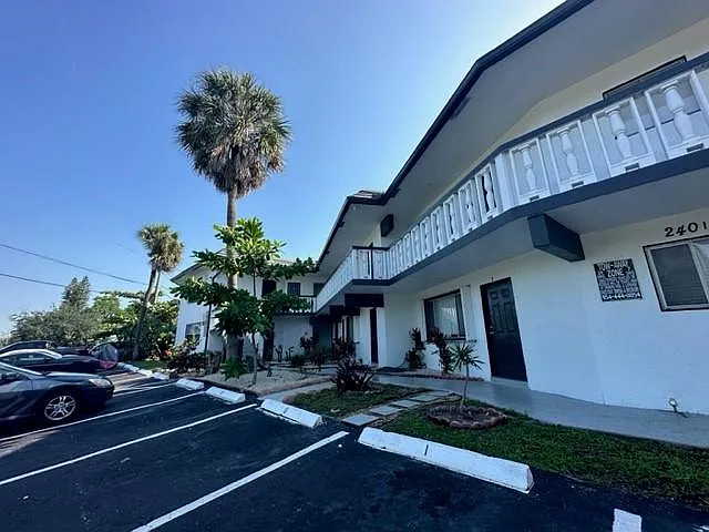 2401 NW 9th Ave #3 — Photo 9