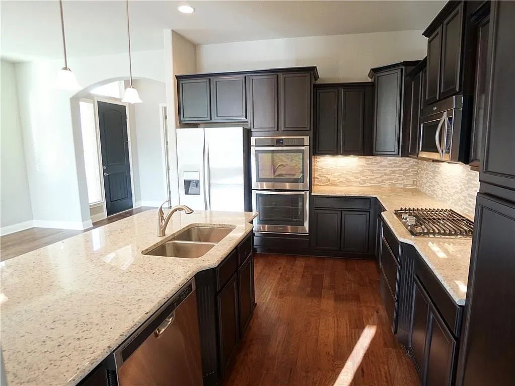 3 bed, 2.0 bath, 1935 sqft, $2,950 — Photo 3