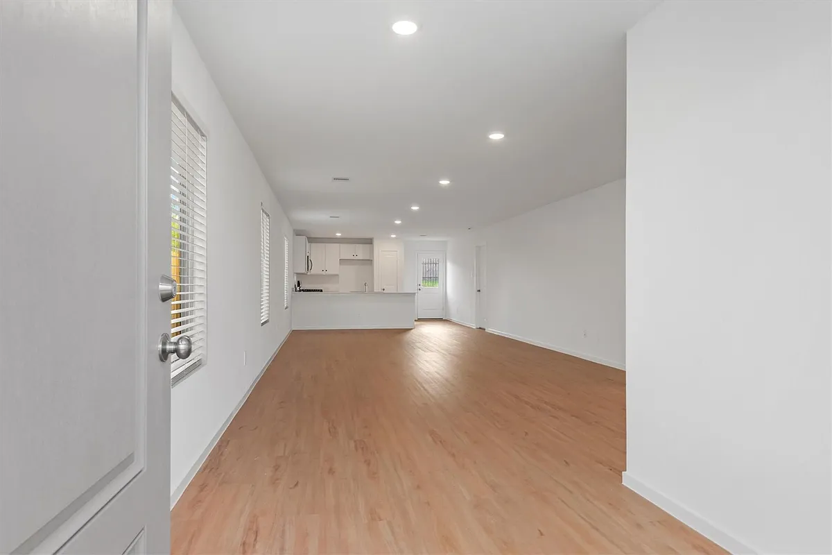 Building Photo - 1525 San Sebastien Dr