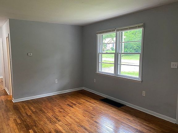 4th image of 325 Herndon Ave