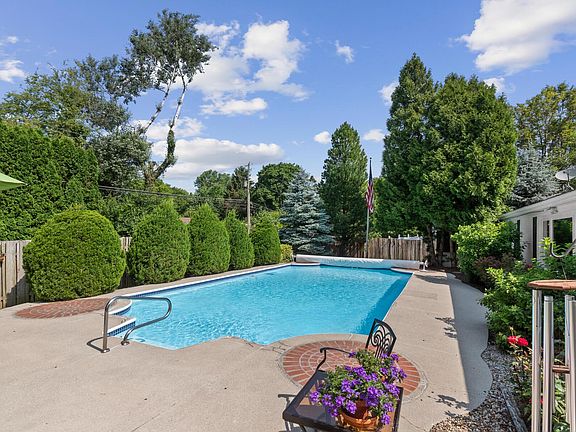 5th image of 1025 Yorkshire Dr