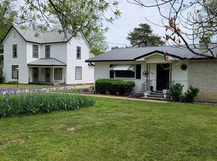 615 N 5th St, Chetopa, KS 67336