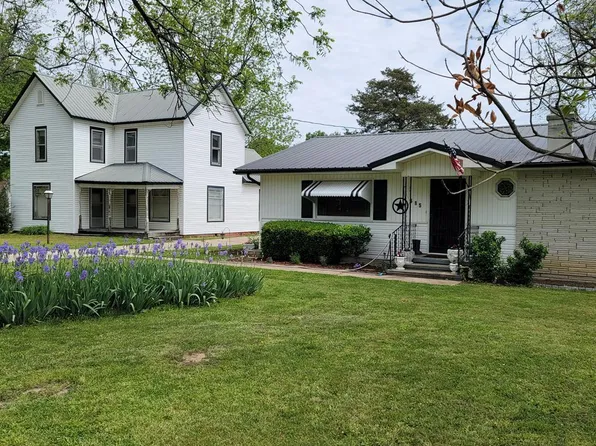 615 N 5th St, Chetopa, KS 67336