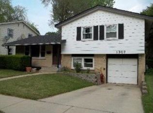 1307 Blackhawk Dr, Elgin, IL 60120