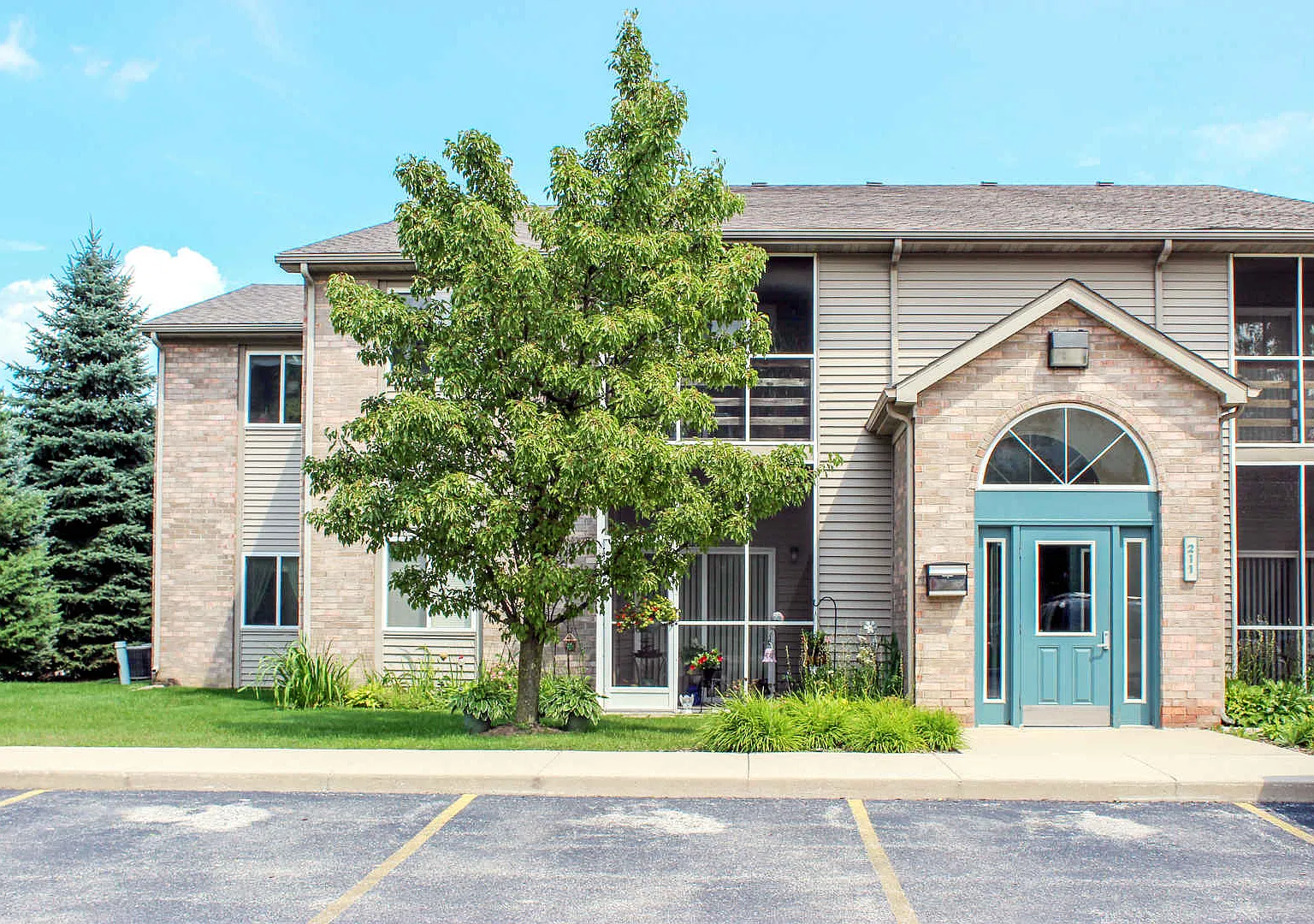 East Pointe Apartments — Photo 1