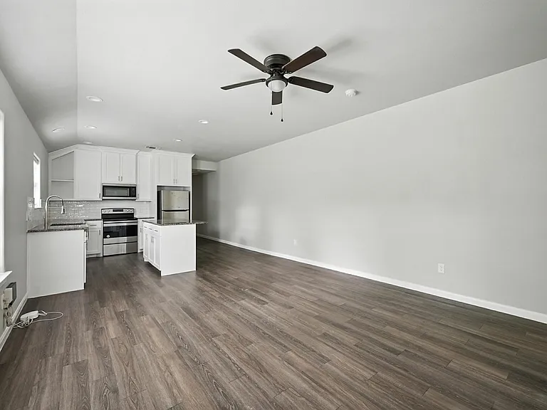 910 N Throckmorton St — Photo 3