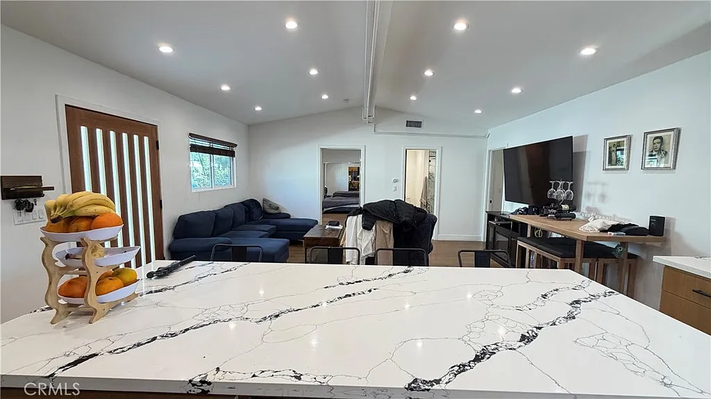 2 bed, 1000 sqft, $3,800 — Photo 3