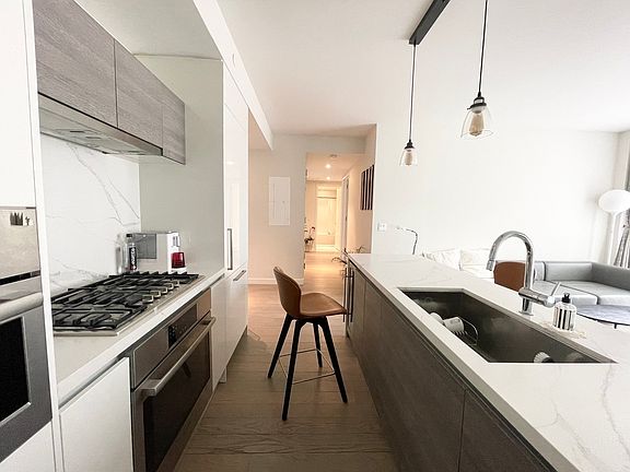 4th image of 505-513 W 43rd St #8G