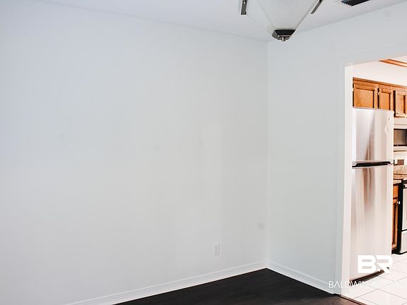 4th image of 102 Valley Cir