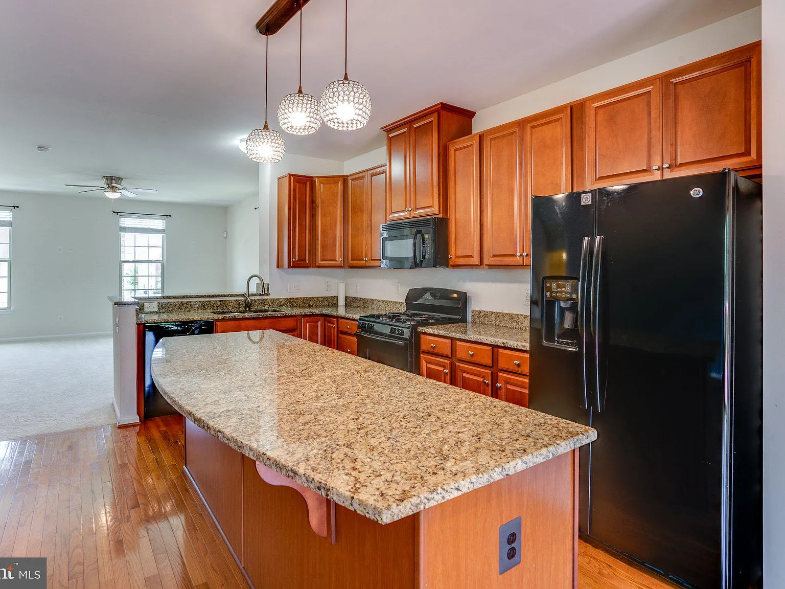 3 bed, 2.5 bath, 2300 sqft, $2,650 — Photo 3
