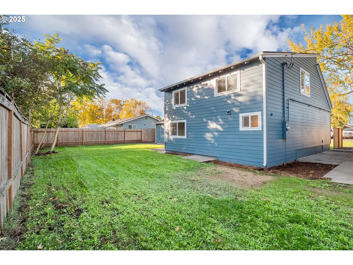 Building Photo - 2552 Edison St