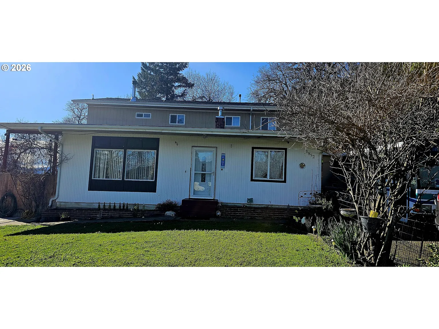 1852 NW Dogwood St photo 1