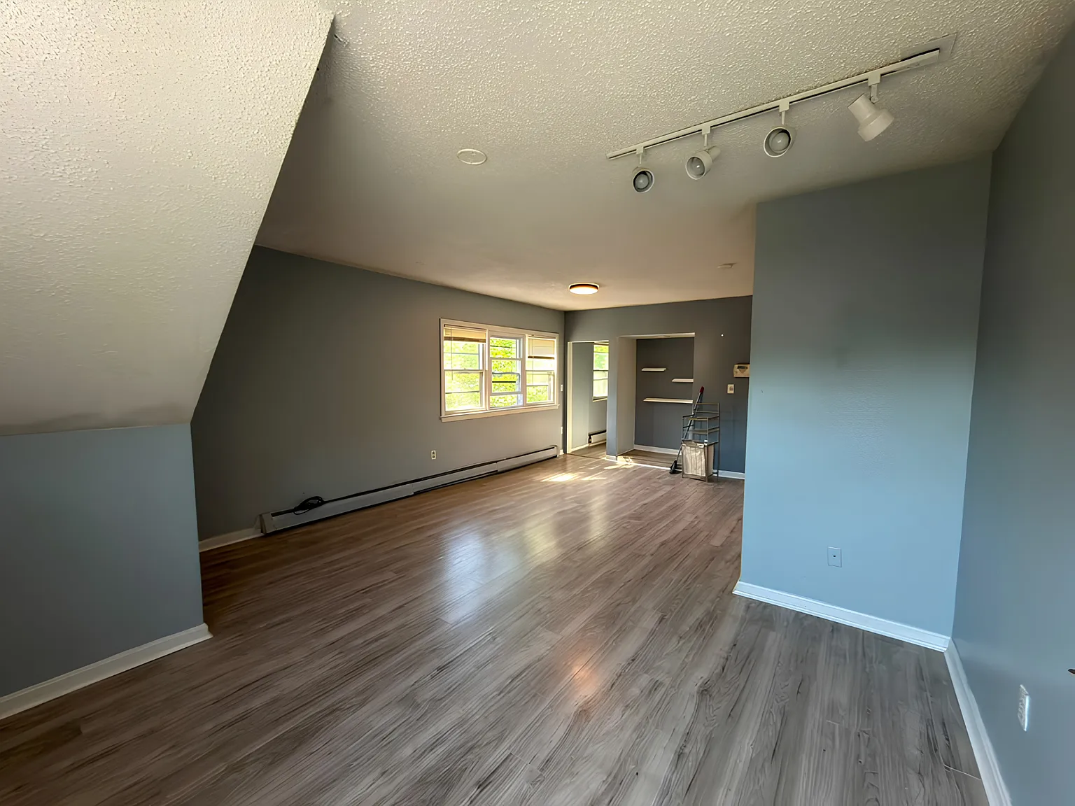 3 bed, $1,900 — Photo 2