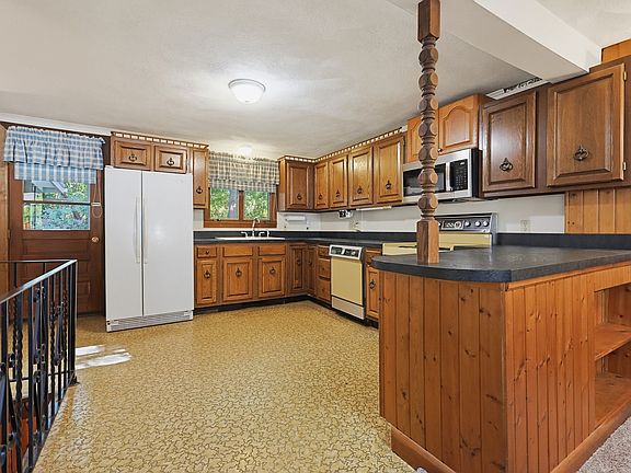 5th image of 121 Park Cir