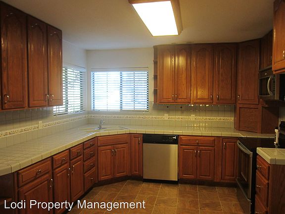 4th image of 2632 Park West Dr