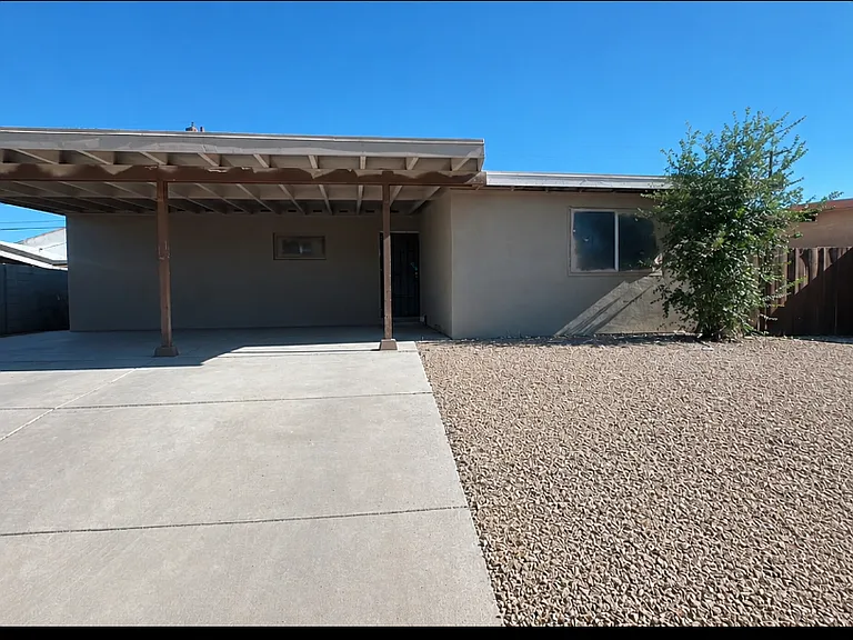 5103 Newton Dr — Photo 2