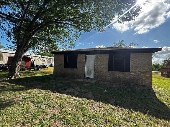 4th image of 122 Rosa St