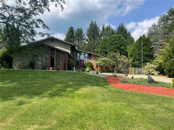 12 Manorview Dr, Greenville, PA 16125