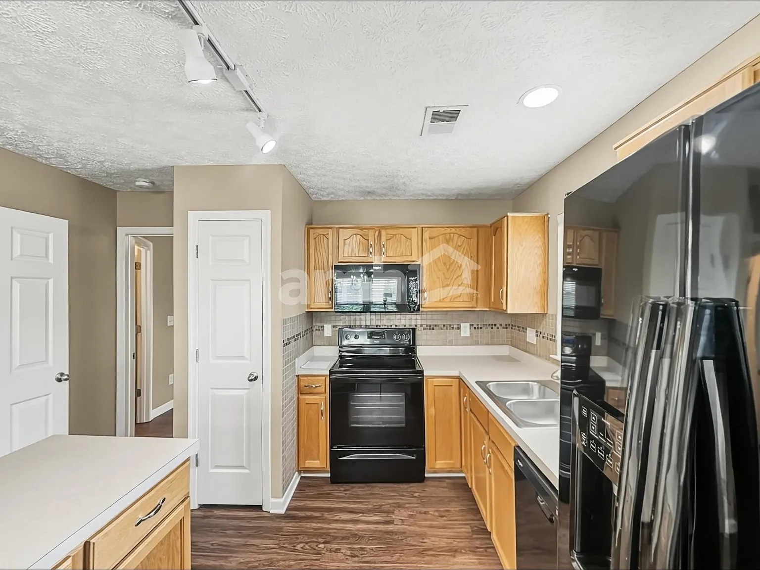 3 bed, 2.5 bath, 1914 sqft, $2,280 — Photo 3