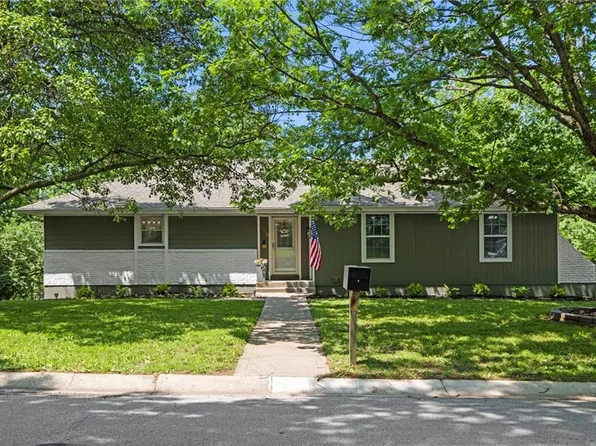 5712 NW Raintree Dr, Parkville, MO 64152