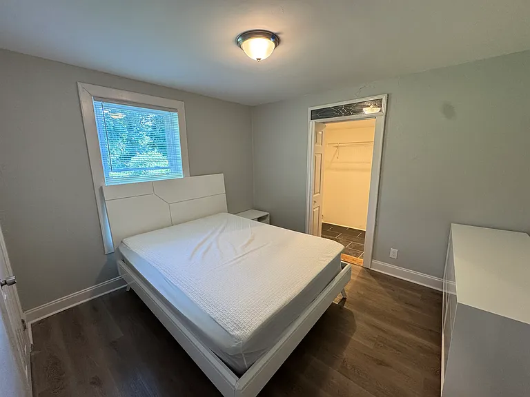 2nd bedroom- queen bed