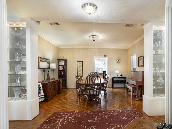 3rd image of 200 Sherwood Ln