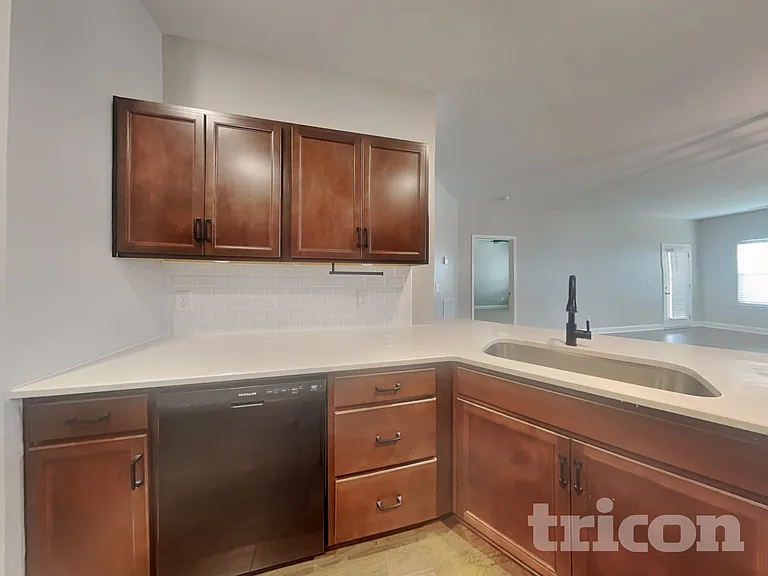 1013 Wickshire Dr — Photo 5