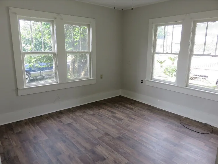 223 Sampson Ave — Photo 4