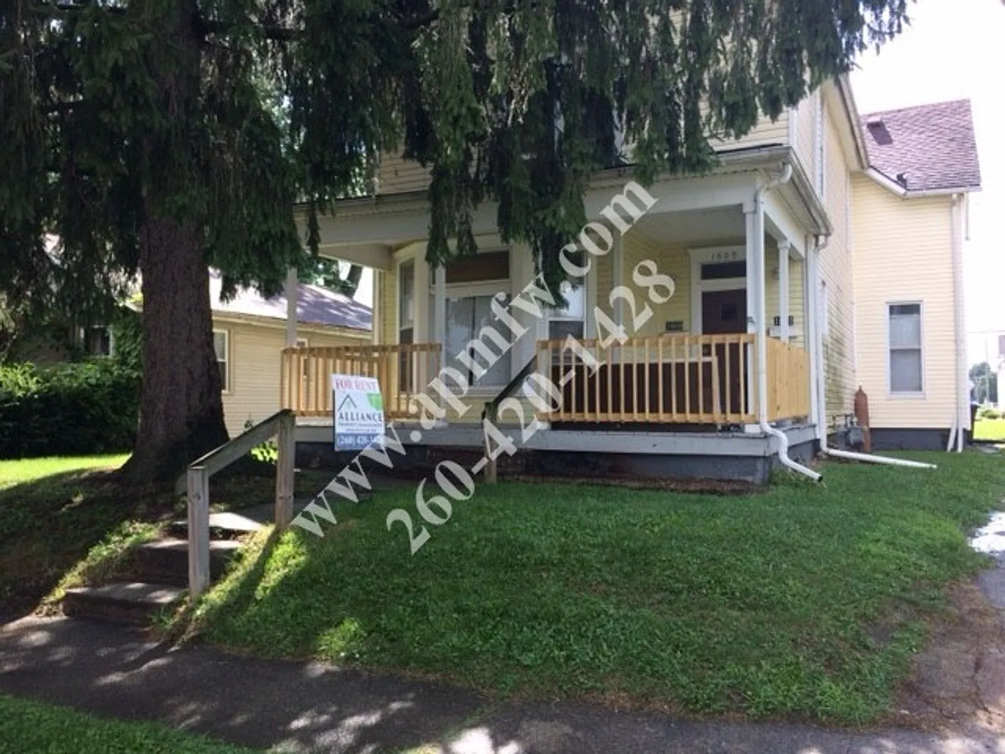 2 BR Upper Apartment Near Promenade Park — Photo 1
