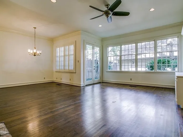 4110 Lovers Ln — Photo 11