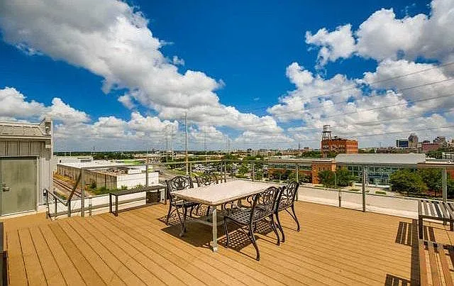 Terrace, with great view of the city.