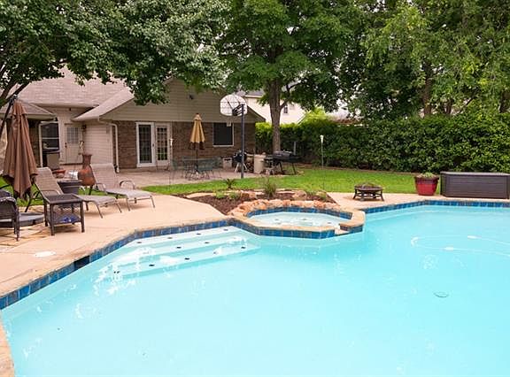 3rd image of 1716 Parkwood Dr