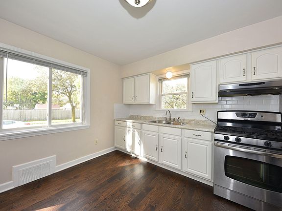 5th image of 8432 W Hayes Ave
