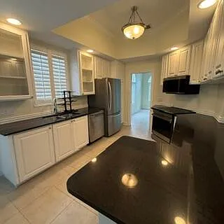 3 bed, 3.0 bath, 2199 sqft, $5,600 — Photo 2