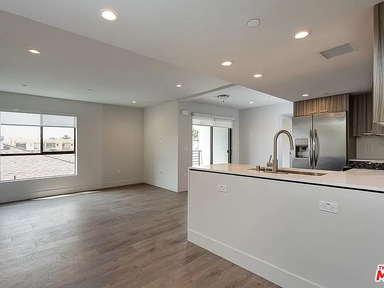 1306 N Orange Dr — Photo 20