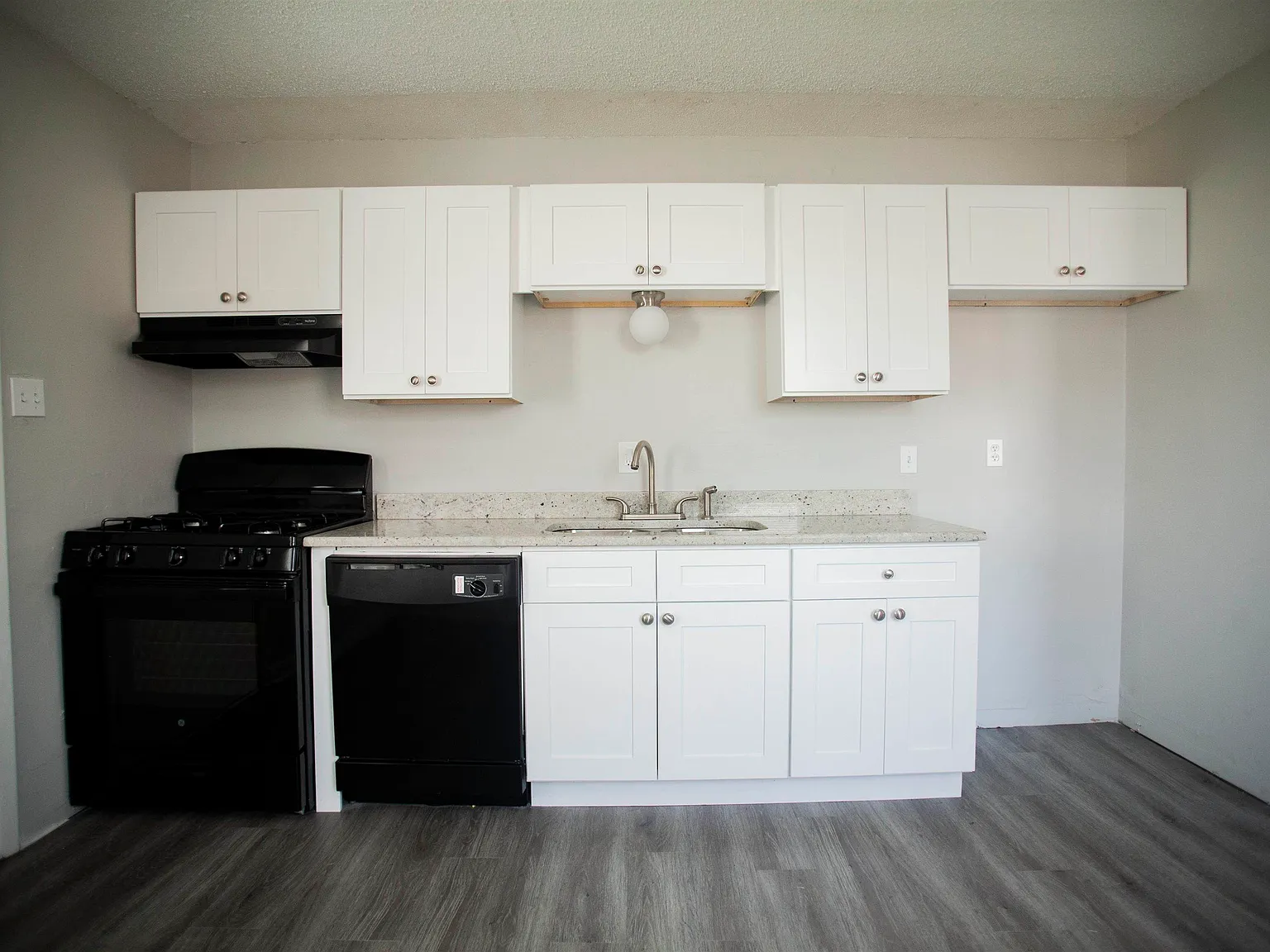 3 bed, 1.0 bath, 928 sqft, $875 — Photo 3
