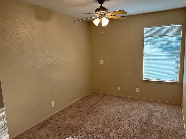 1115 N Austin St — Photo 13